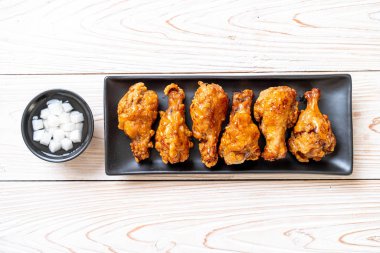 Soslu kızarmış tavuk.