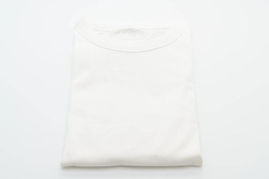 Beyaz arka plan üzerinde katlanmış t-shirt