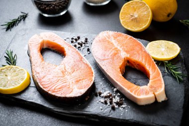 taze çiğ somon fileto biftek