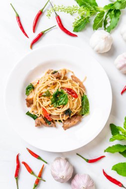 tavuk ve fesleğen ile karıştırın-kızarmış spagetti