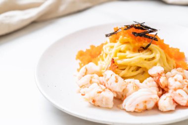 karidesler ve karides yumurtası ile spagetti kremsi