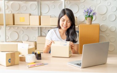 Küçük işletme girişimci SME veya serbest kadın iş başlatın