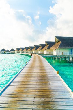 plaj ve deniz ile tropikal Maldivler tatil otel ve ada