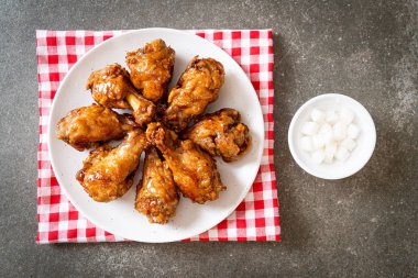 Soslu kızarmış tavuk.