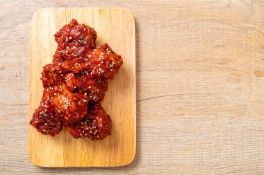 Baharatlı soslu kızarmış tavuk 