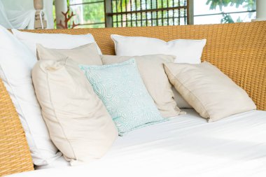 veranda sandalyesinde rahat yastık