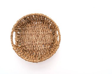 Beyaz arkaplanda hasır sepet