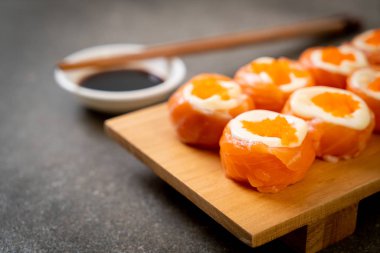 mayonez ve karides yumurta ile taze somon suşi rulo