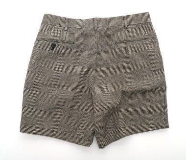 Beyaz arka planda kısa pantolon