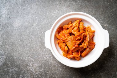 kimchi ile tavada kızartılmış domuz eti