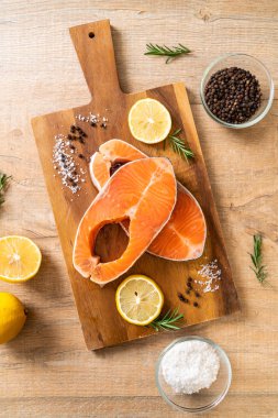 taze çiğ somon fileto biftek