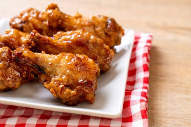 Soslu kızarmış tavuk.