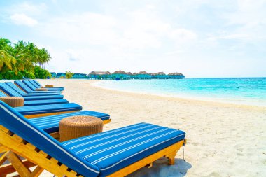 tropikal Maldivler Adası plaj ve deniz ile plaj sandalyesi