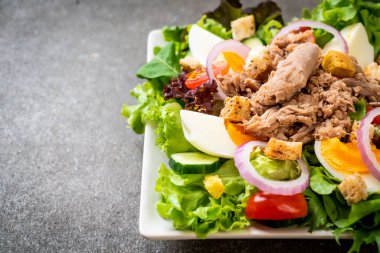 Sebze salatası ve yumurta ile tuna