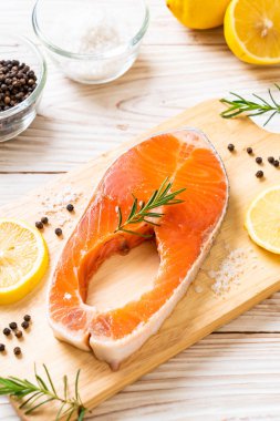 taze çiğ somon fileto biftek