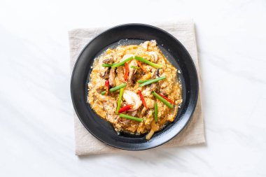 Tavada kızartılmış kalamar ve ahtapot tuzlu yumurta ile