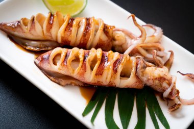 teriyaki soslu ızgara kalamar