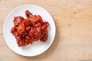 Baharatlı soslu kızarmış tavuk 