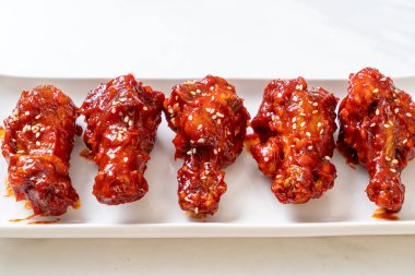 Baharatlı soslu kızarmış tavuk 