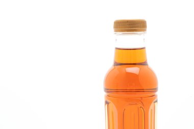 Beyaz arka planda yeşil çay şişesi