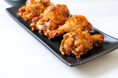 Soslu kızarmış tavuk.