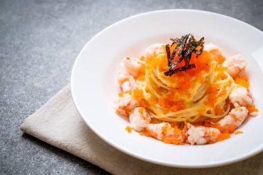 karidesler ve karides yumurtası ile spagetti kremsi