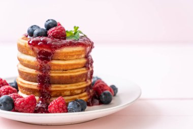 Taze ahududu ve yaban mersini ile gözleme