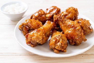 Soslu kızarmış tavuk.