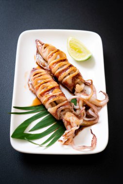 teriyaki soslu ızgara kalamar