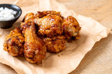 Soslu kızarmış tavuk.