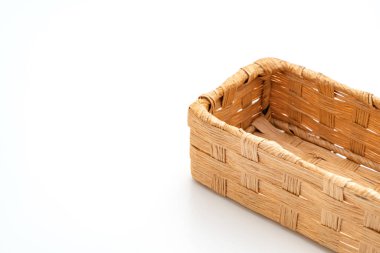 Beyaz arkaplanda hasır sepet