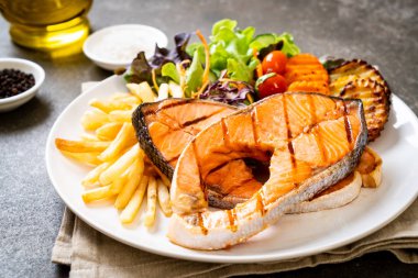 sebze ve patates kızartması ile ızgara somon biftek fileto