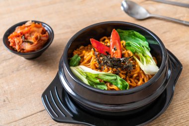 sebze ve kimchi Koreli anlık erişte