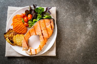 sebze ile ızgara somon biftek fileto