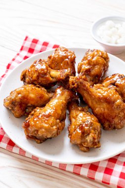 Soslu kızarmış tavuk.