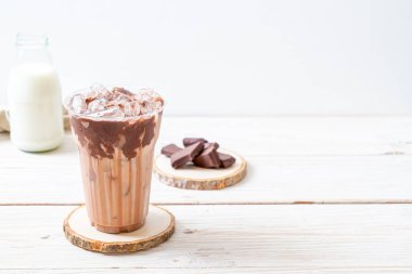 Buzlu çikolata milkshake içecek