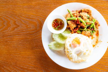 Pirinç ve Kızarmış Yumurta ile Kırmızı Köri Ezmesi Kızarmış Domuz Karıştırın 