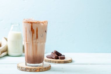 Buzlu çikolata milkshake içecek