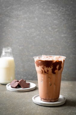 Buzlu çikolata milkshake içecek