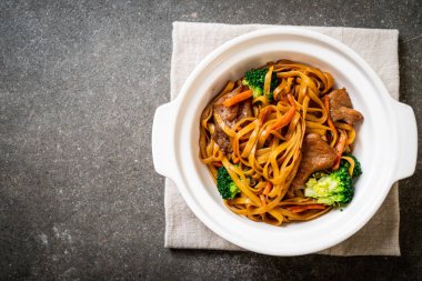 domuz ve sebze ile kızarmış erişte