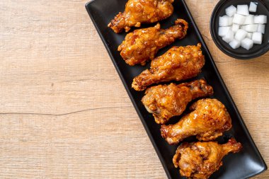 Soslu kızarmış tavuk.