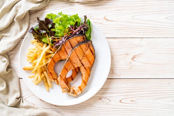 Filet de steak de saumon grillé avec frites — Photo