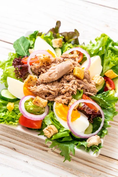 Atum com salada de legumes e ovos — Fotografia de Stock