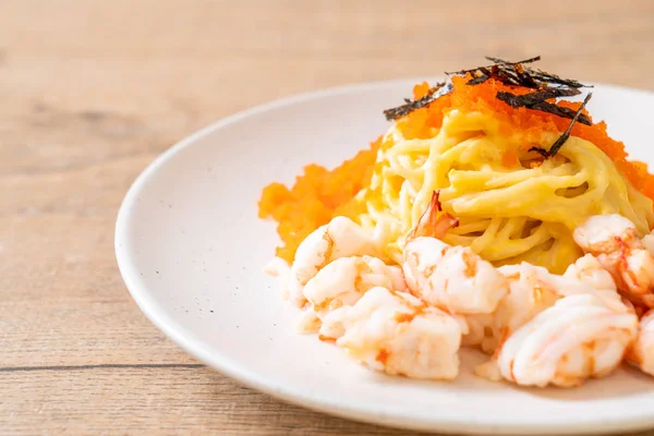 karidesler ve karides yumurtası ile spagetti kremsi