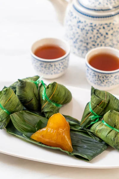 Zongzi o albóndigas de arroz pegajosas chinas tradicionales —  Fotos de Stock