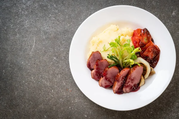 Pechuga de pato a la plancha con salsa — Foto de Stock