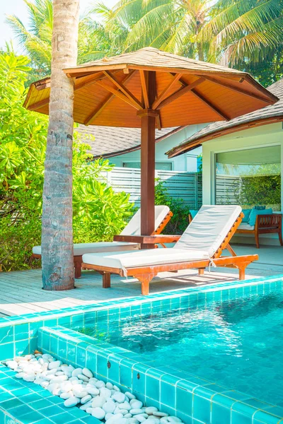 Strandstoel met zwembad en de zee achtergrond in Malediven — Stockfoto