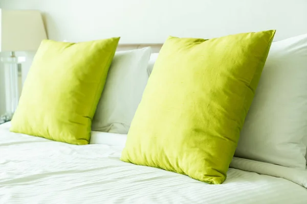 Poduszka na dekoracji łóżka we wnętrzu sypialni — Zdjęcie stockowe