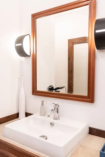 Tryck eller kran med handfat och spegel i Bad rums — Stockfoto