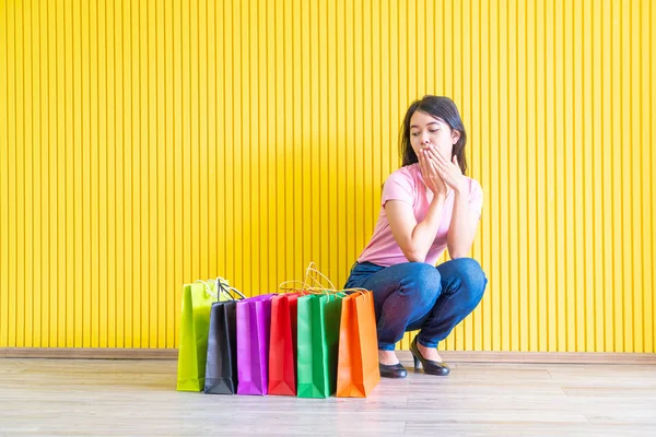 Asyalı kadın holding alışveriş torbaları